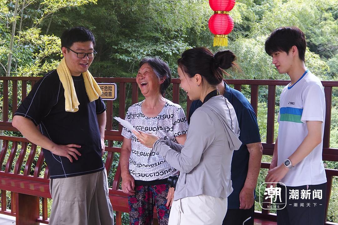 拍照前,几位年轻人在与老人聊天。潮新闻记者 吴馥梅 摄.JPG