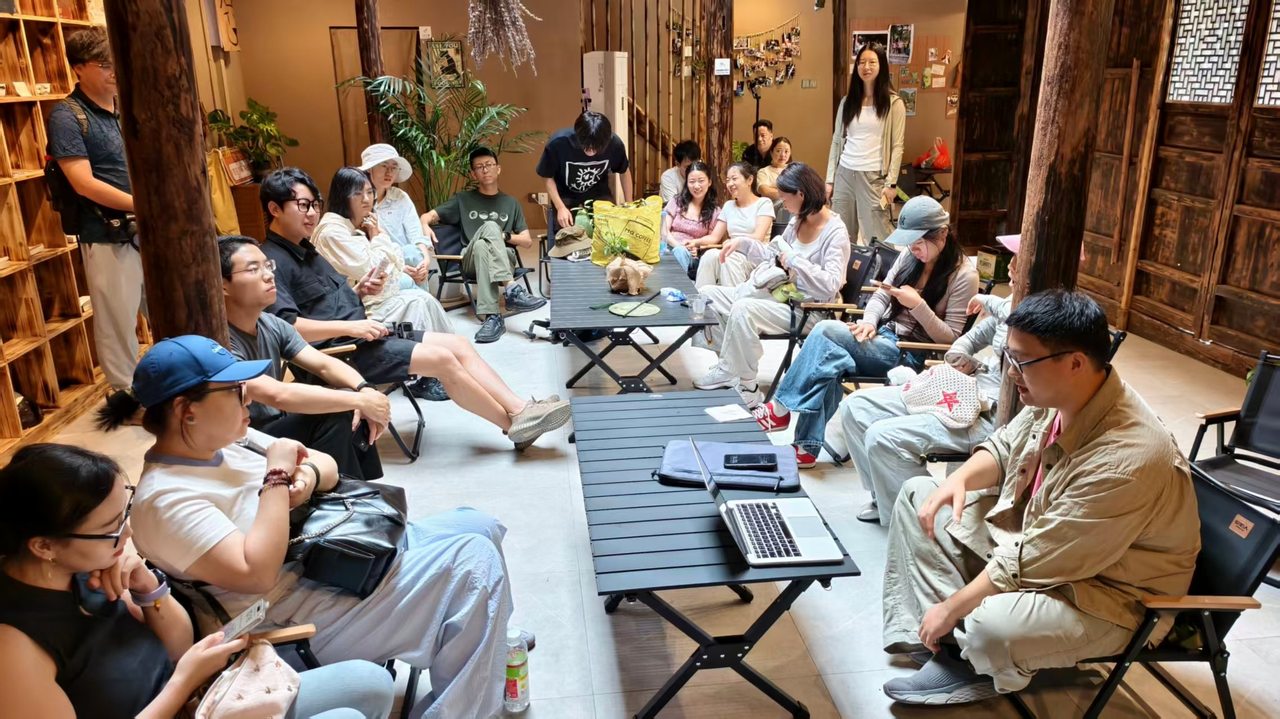 团队在讨论拍摄思路和照片制作细节。受访者供图.jpg