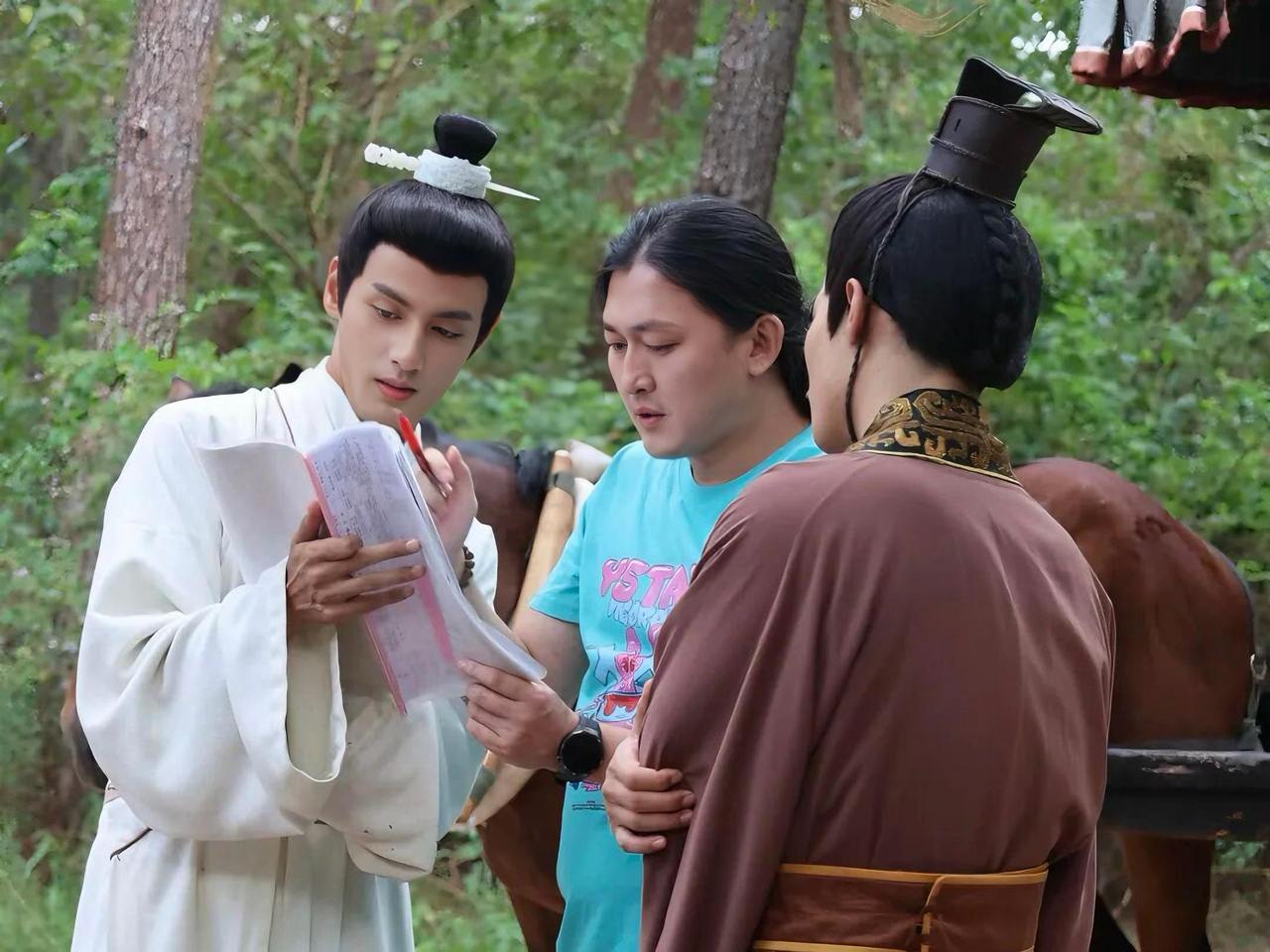 格物致知导演汪帅(中)在片场给演员说戏。(受访者供图.jpg