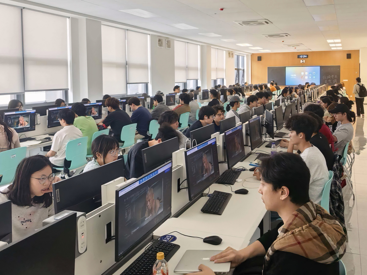 嘉环人工智能联合浙江广厦建设职业技术大学开设AIGC影视创作短训班.jpg