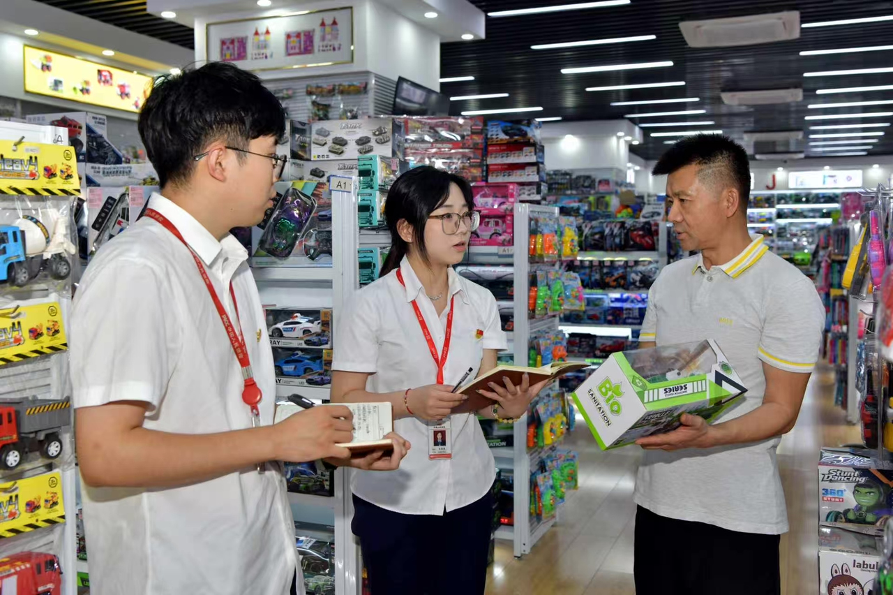 人保财险义乌支公司工作人员向商户了解保险需求.jpg