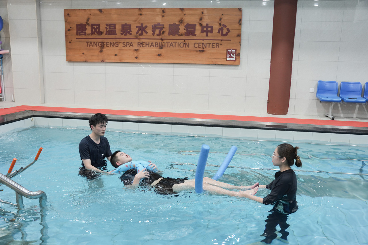 武义唐风温泉康复医院的水疗区,患者正接受偏硅酸泉理疗。受访者供图.jpg