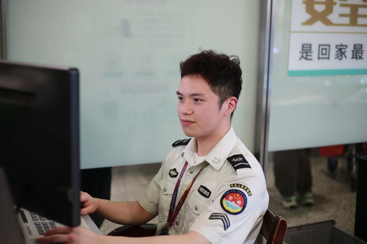 杭州机场安检员凌晨返岗助悲痛旅客，服务细节引发行业关注