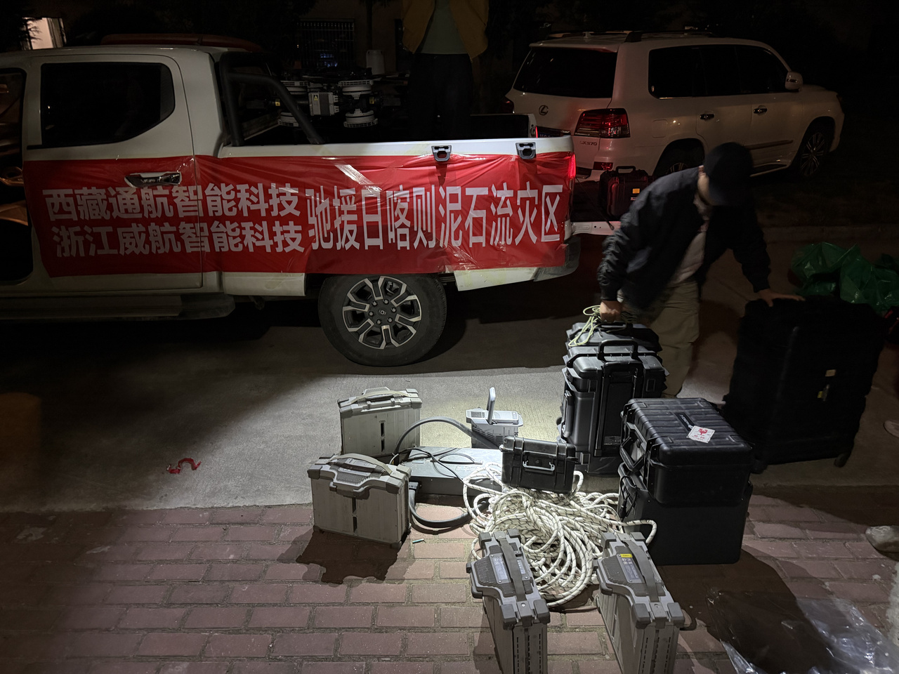 (潮、要闻)浙江救援力量驰援灾区(1)