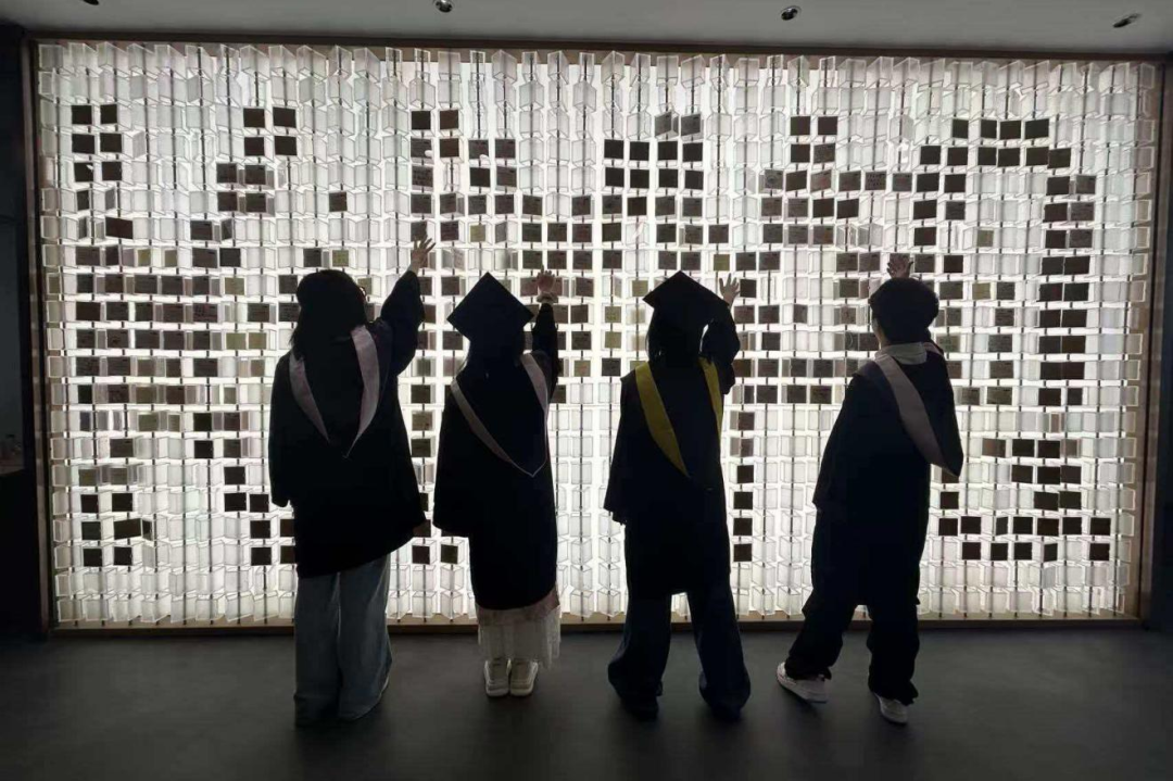 毕业生在图书馆留影.png