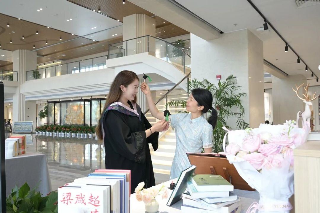 毕业生打卡图书馆.jpg