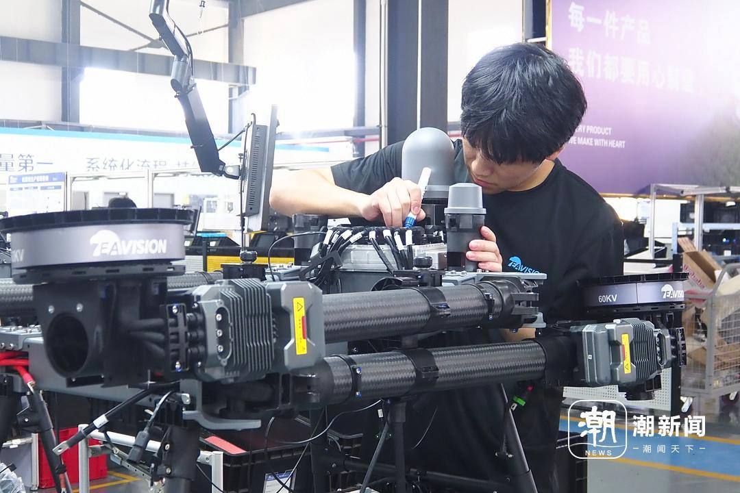 极目机器人新昌生产基地,工作人员在调试中。潮新闻记者 吴馥梅 摄.JPG