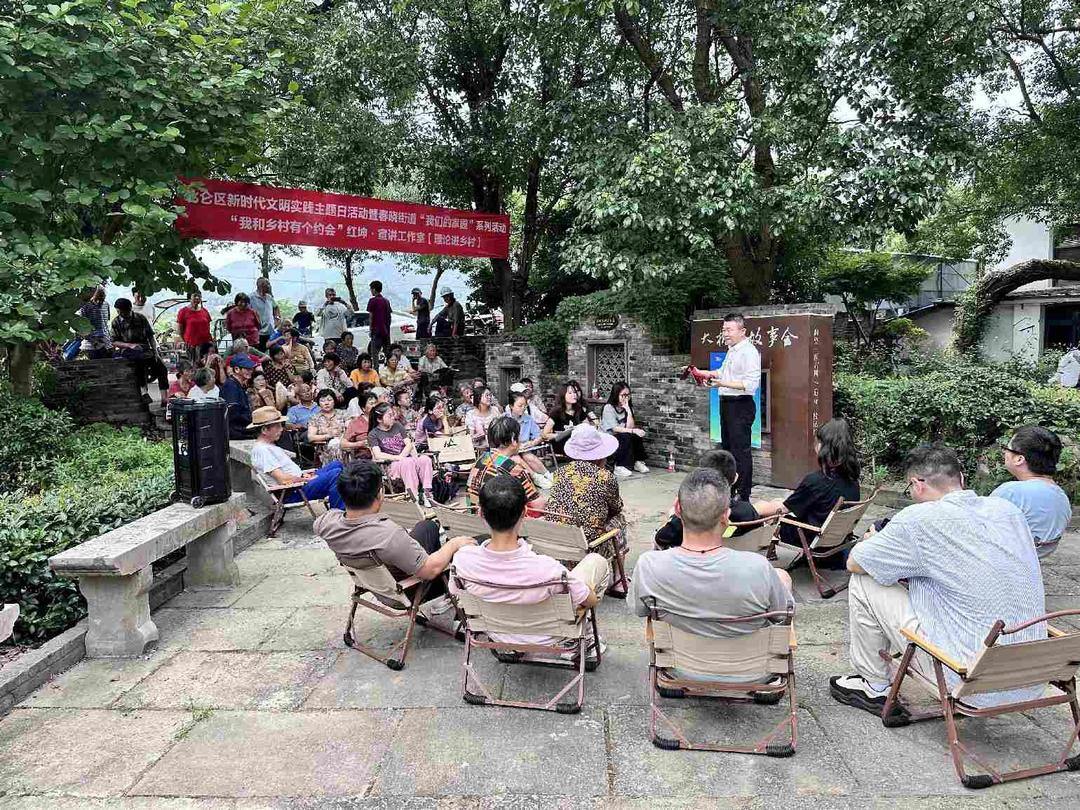 张红坤在大树下,用快板给村民们进行理论知识宣讲.jpg