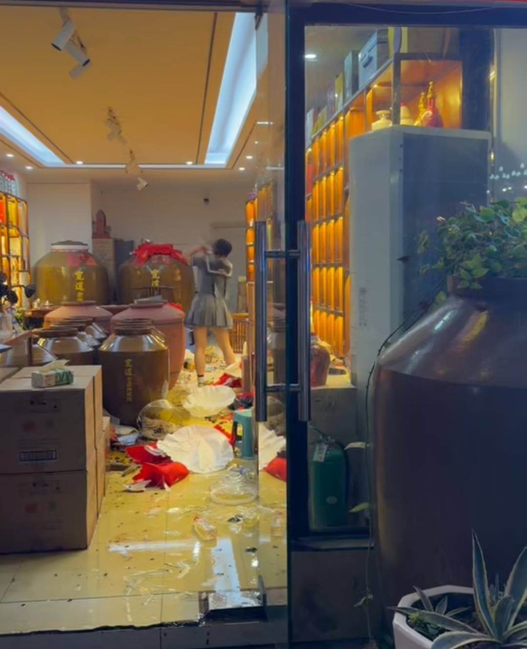2111972551948177408.jpg 宜宾警方通报女子打砸酒水经营店铺:其已被送往医疗机构诊断治疗
