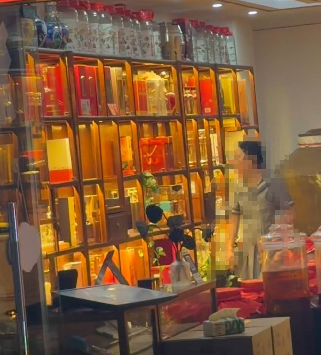 2111972551910428672.jpg 宜宾警方通报女子打砸酒水经营店铺:其已被送往医疗机构诊断治疗