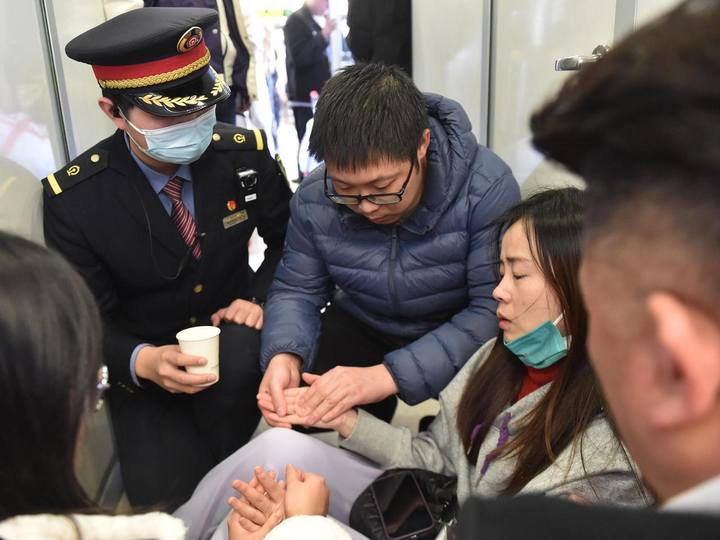 杭州一旅客高铁上突发疾病 乘客、列车员上演紧急救助