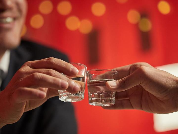 网红表演时被灌大量白酒，不幸身亡！爱喝酒的都注意了，当心酒精急性中毒